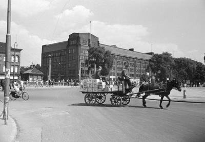 814091 Gezicht op de Smakkelaarsbrug te Utrecht, vanaf het Leidseveer, met een paard en wagen en op de achtergrond de ...